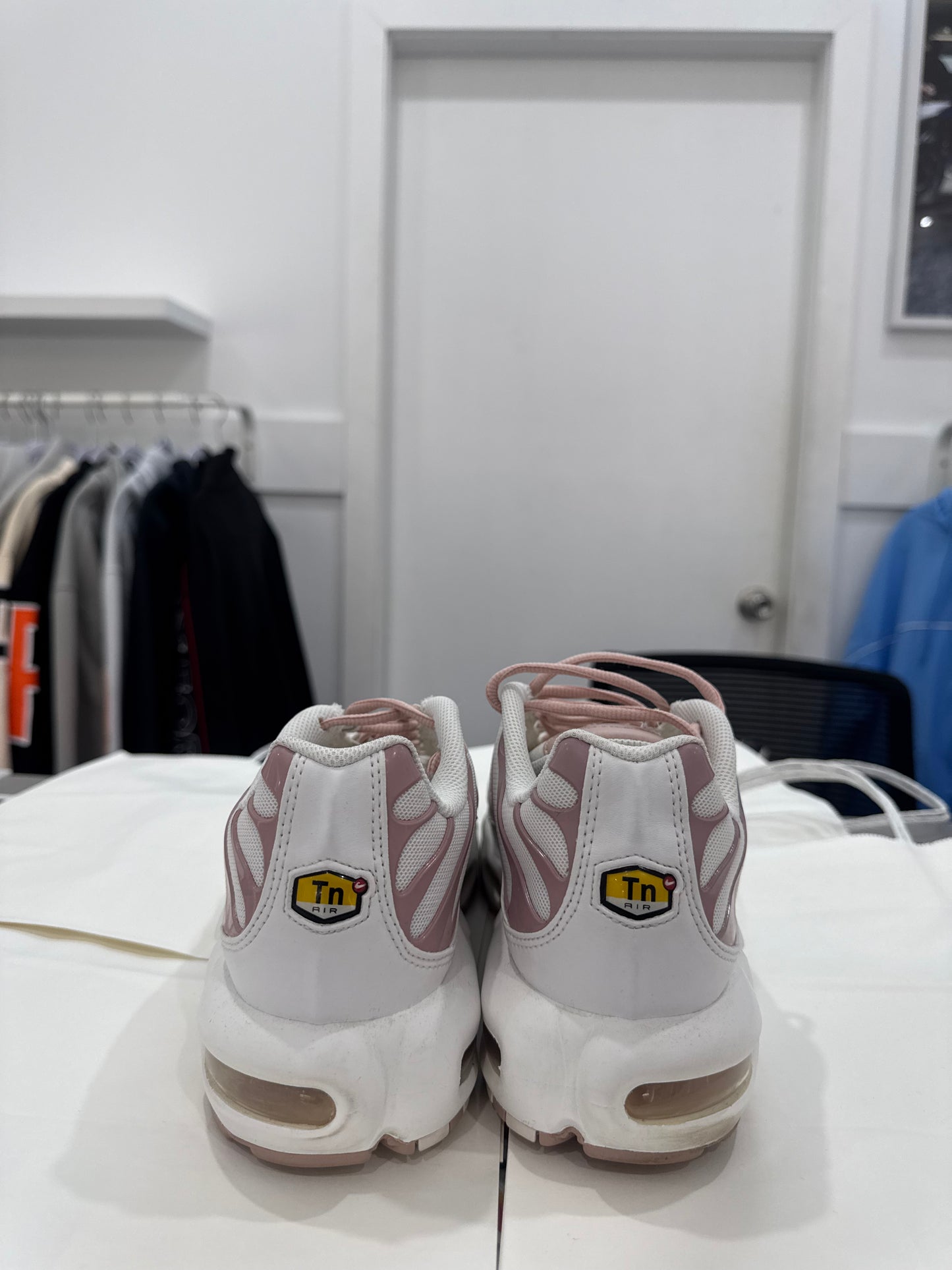 Used TN Pink Oxford US Women's 12 - Men's 10.5