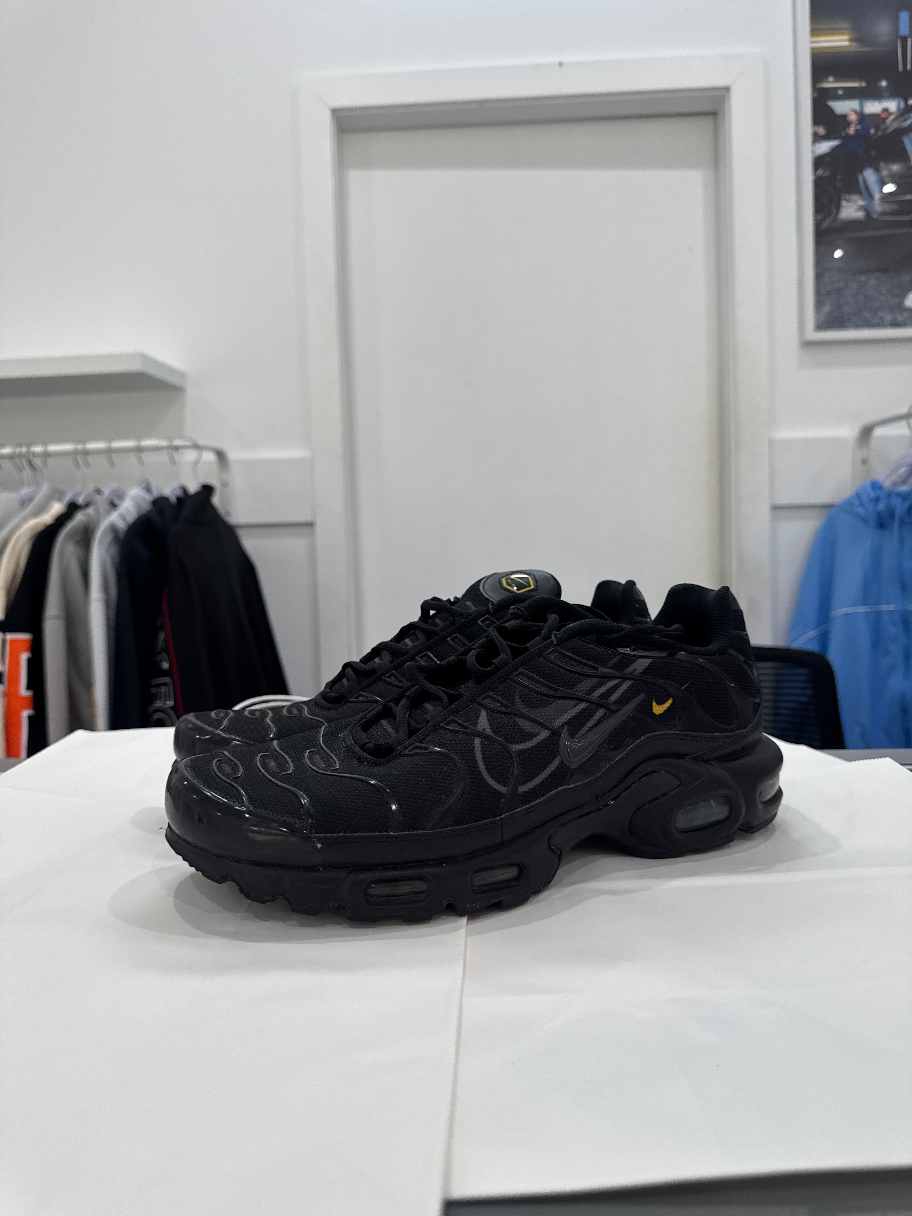 Used TN Multi-Swoosh Black