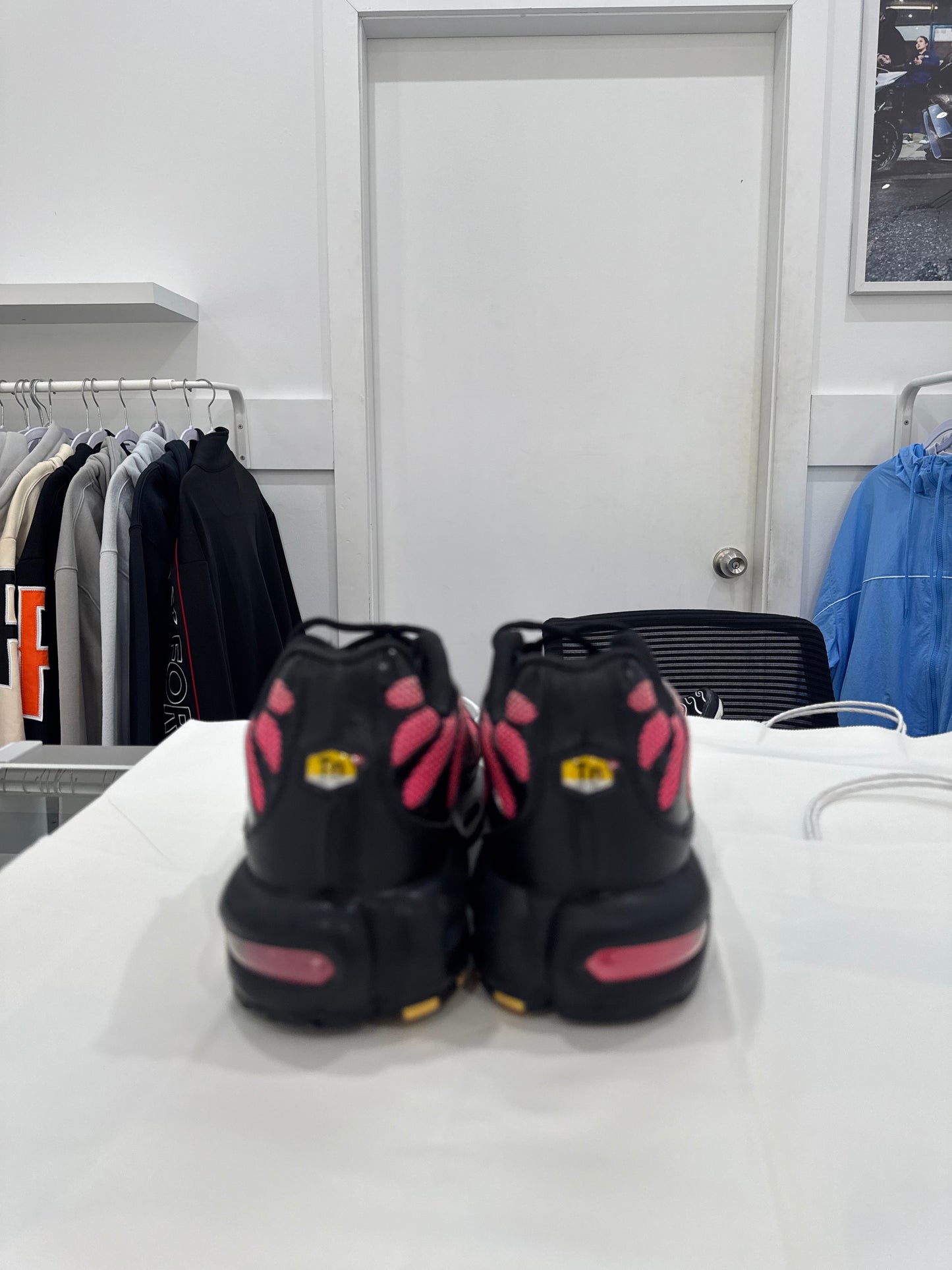 Used TN Sunset Pulse Black Pink Foam US Men's 12 - Women's 13.5