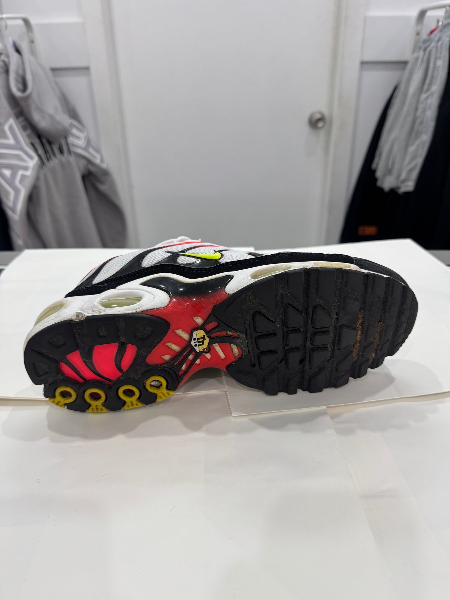 Used TN White Crimson Venom Multiple Sizes