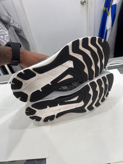 Used ASICS GT 2000 'Black White'