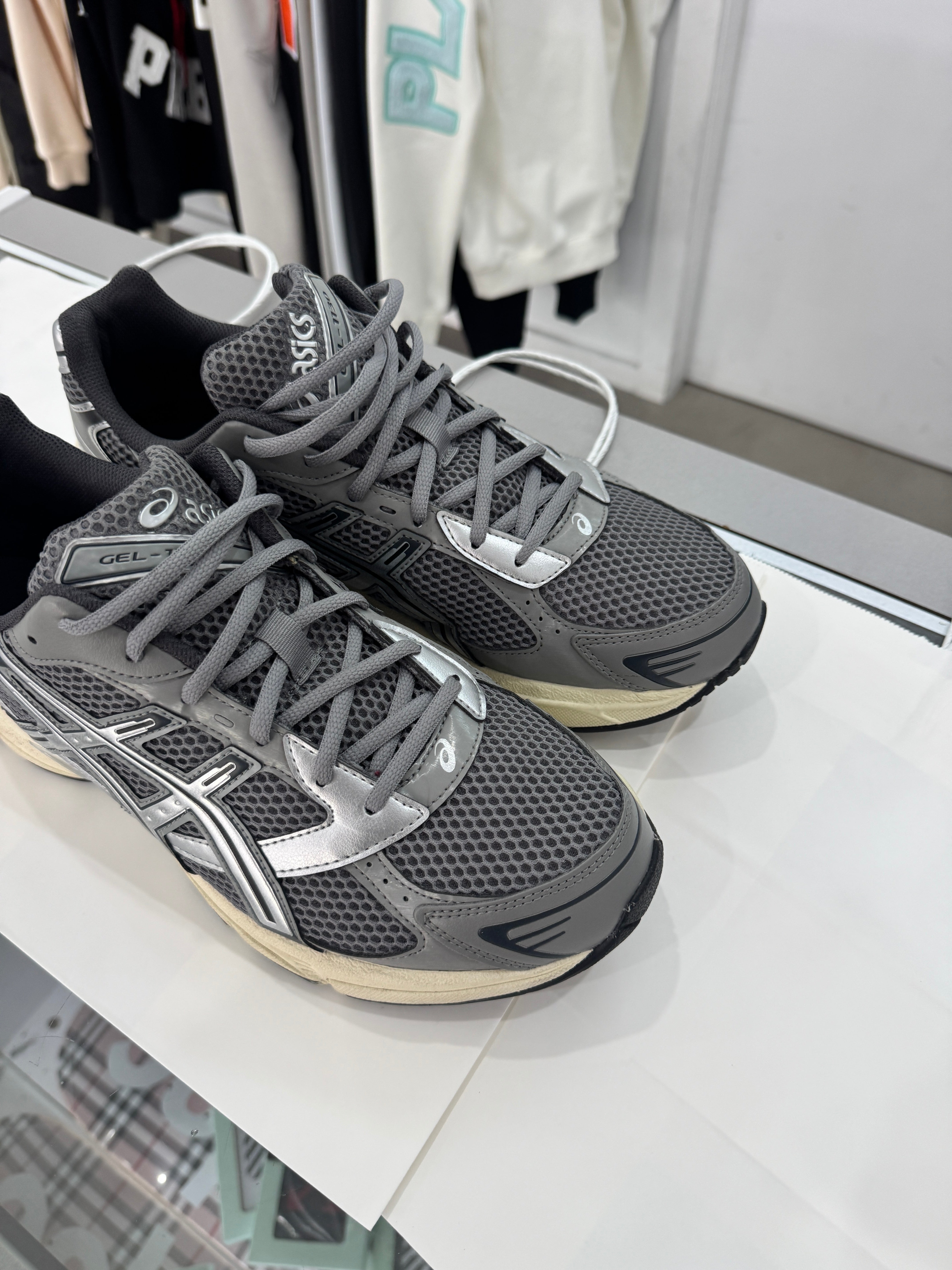 Used Gel 1130 'Clay Grey/Pure Silver'