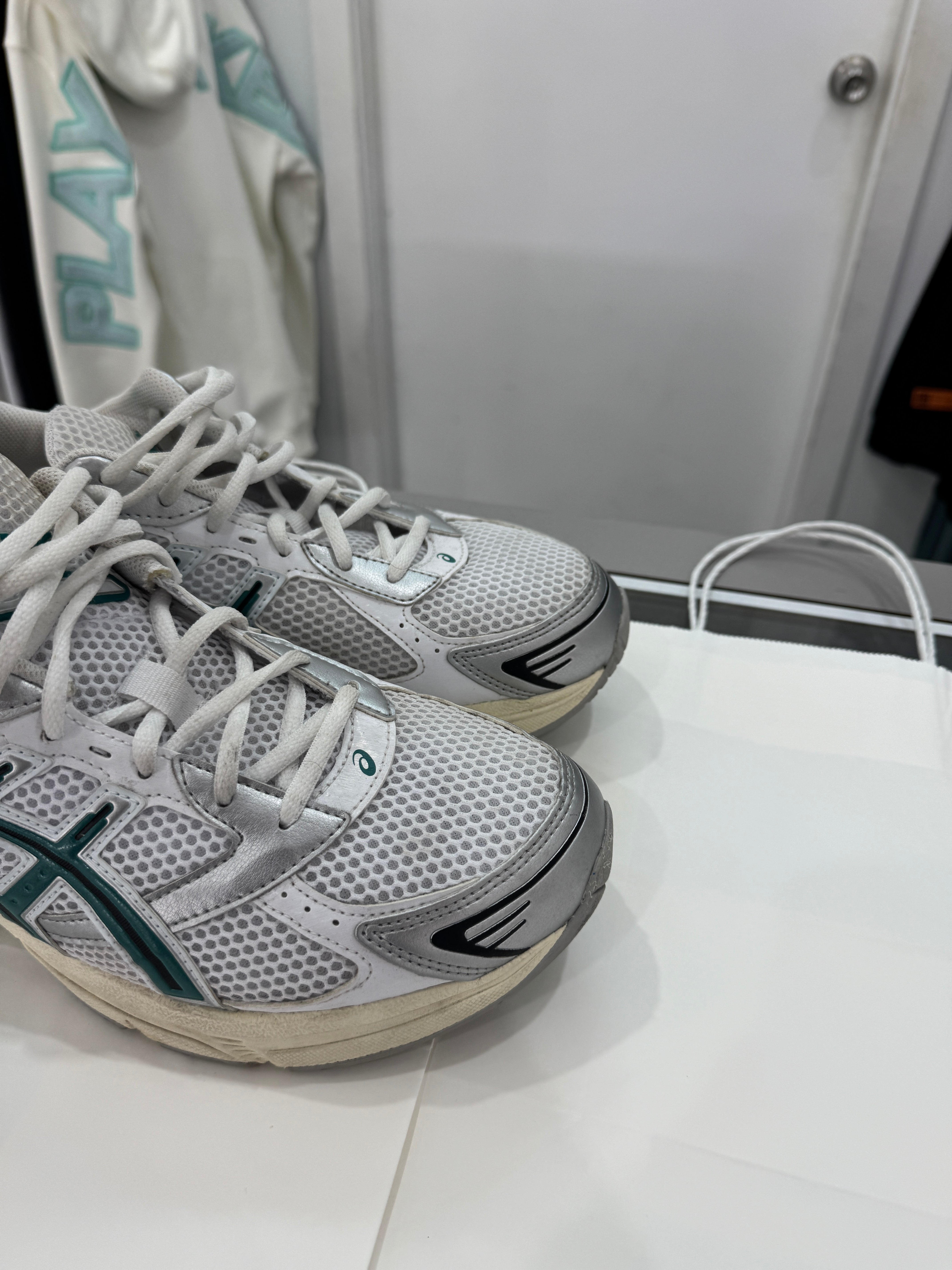 Used Gel-1130 'White/Rainly Lake'