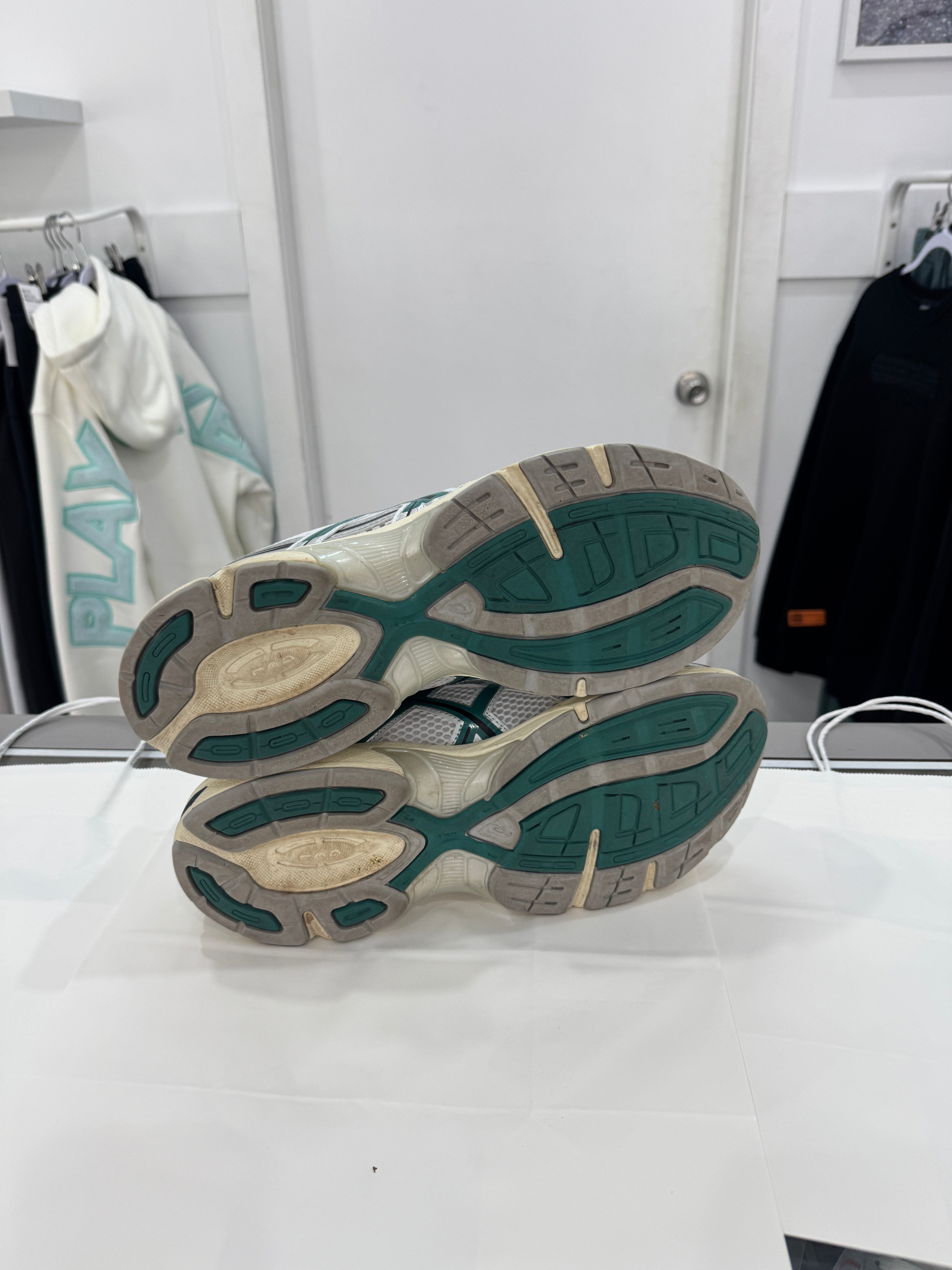 Used Gel-1130 'White/Rainly Lake'